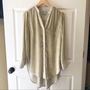 🌻 3/$25 Anthropologie Crushed Velvet Button Tunic